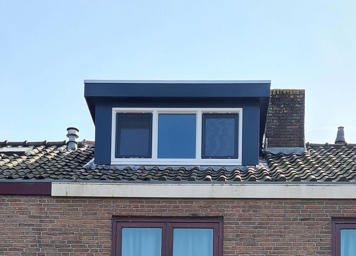 Kunststof met houtnerf akkapel met plat dak – Purmerend 3