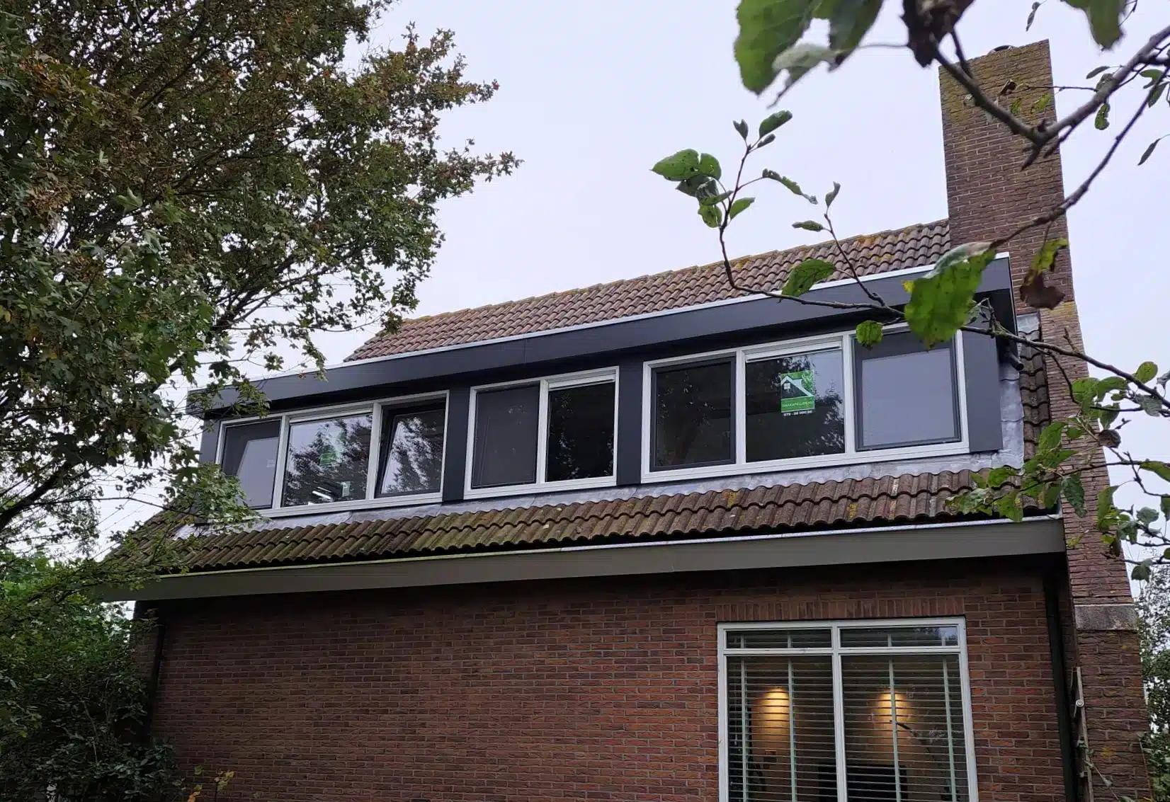 Donkere dakkapel van 8 meter
