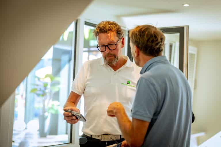 Uitleg dakkapel in showroom