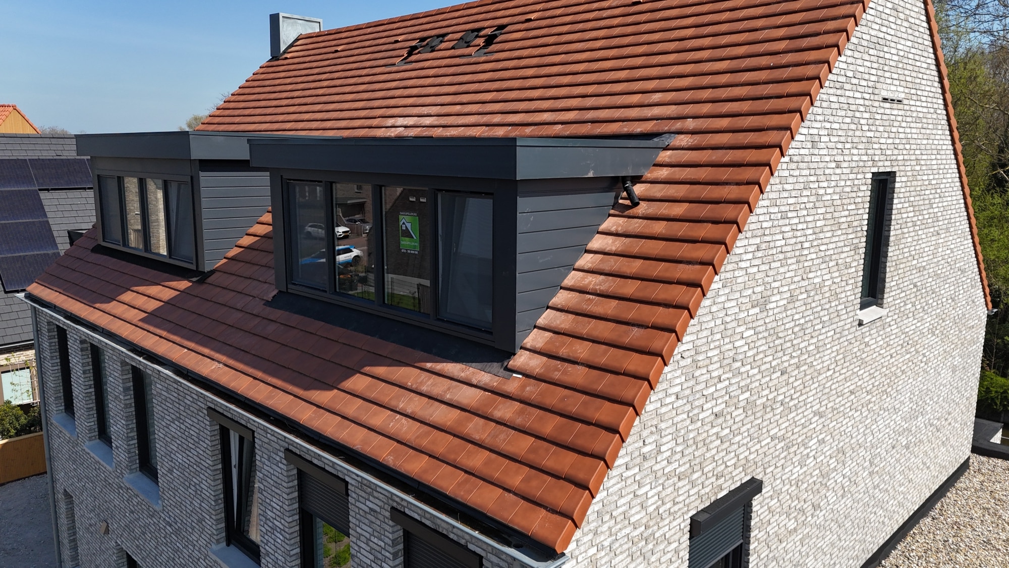 Moderne dakkapel in antraciet