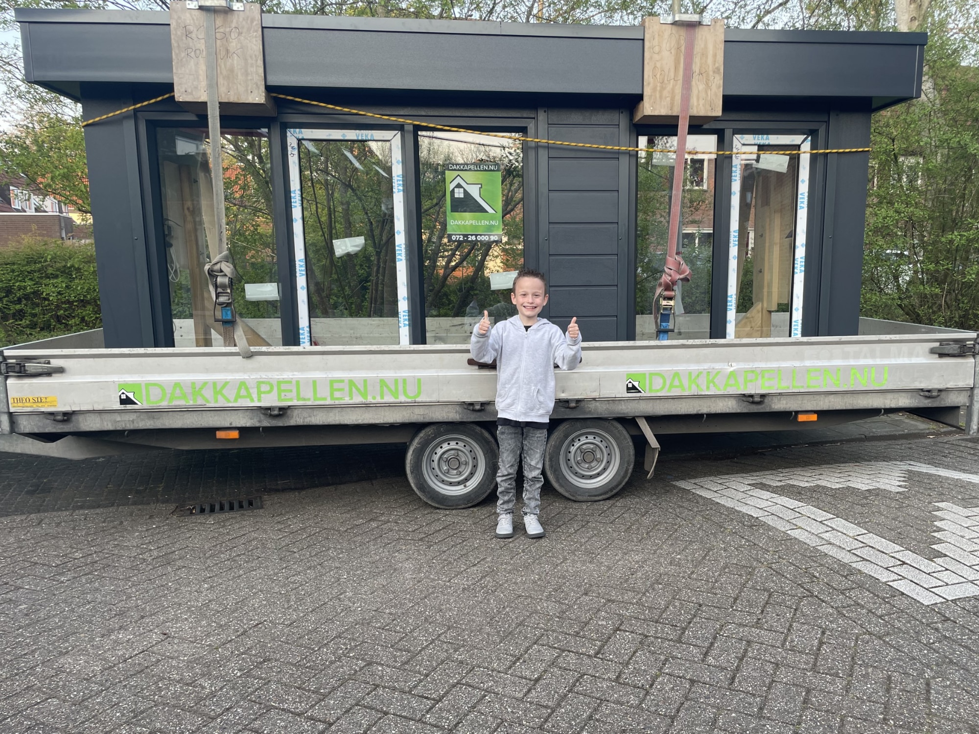 Zoontje bij dakkapel