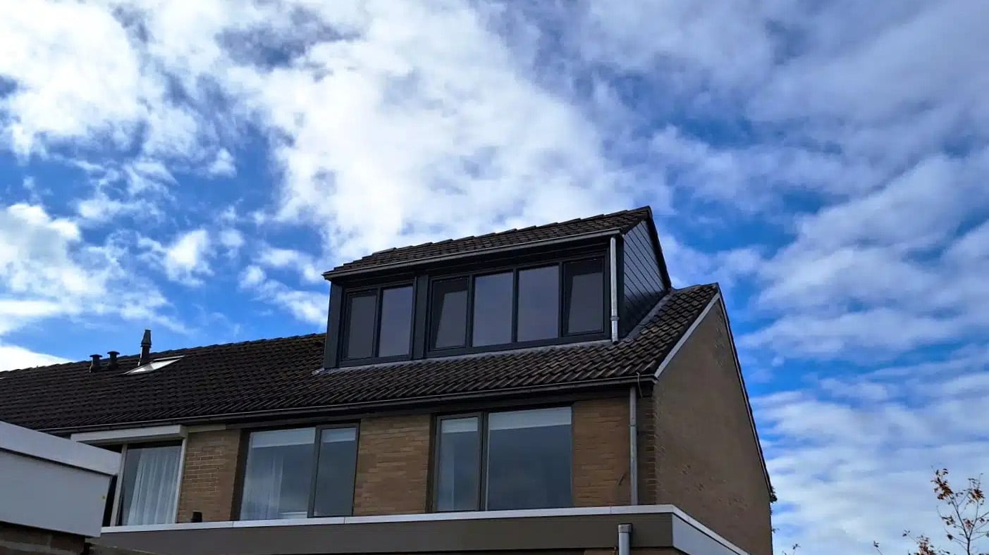 Verlegde nok dakkapel en moderne afwerking.