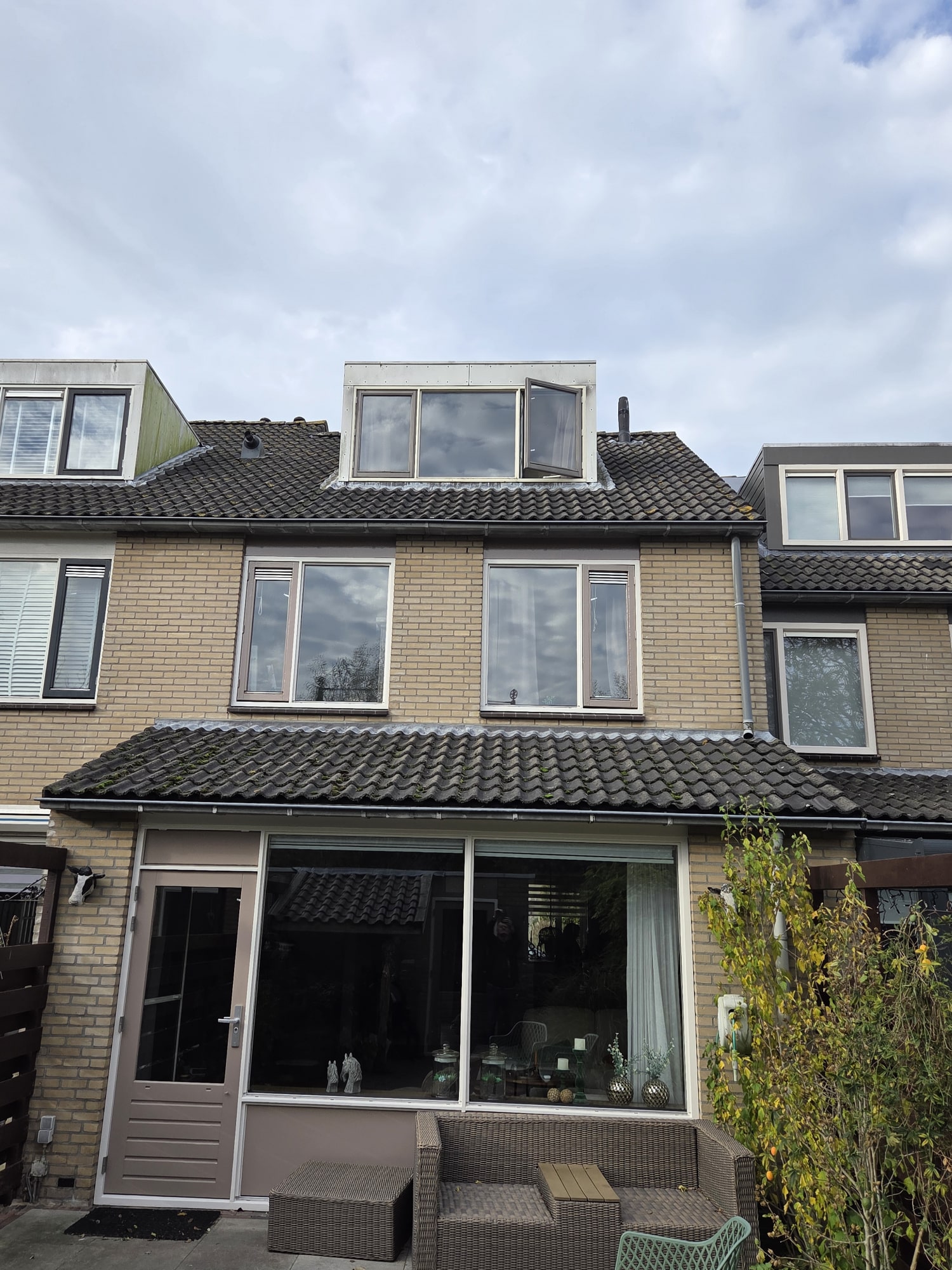 Oude houten dakkapel