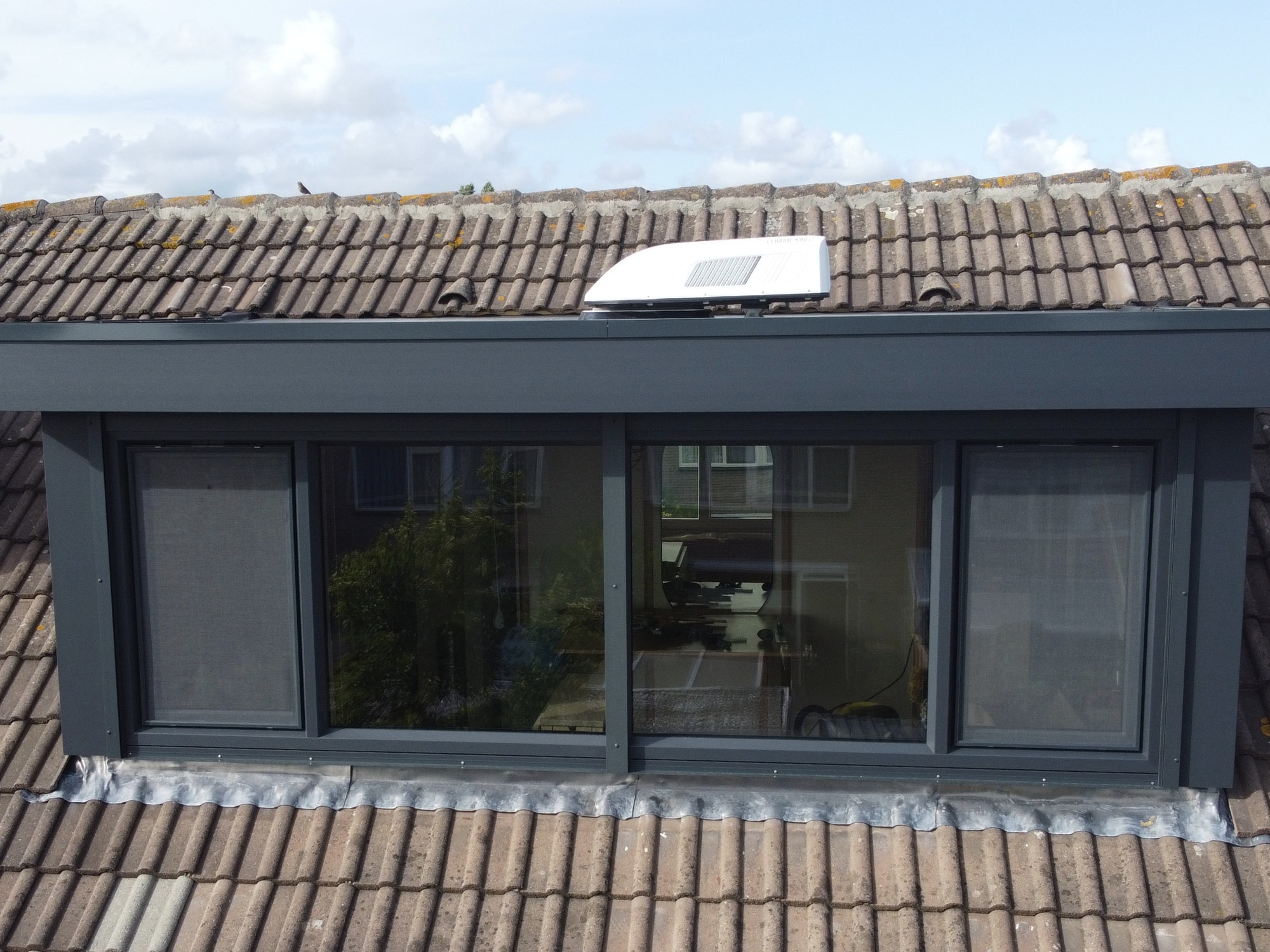 Nieuwe kunststof dakkapel met airco